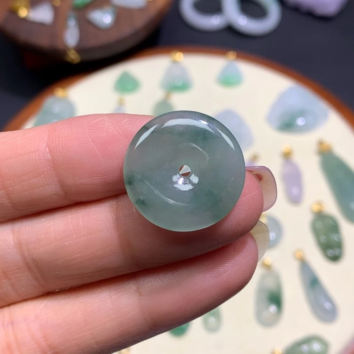 翡翠未镶嵌颈饰平安扣