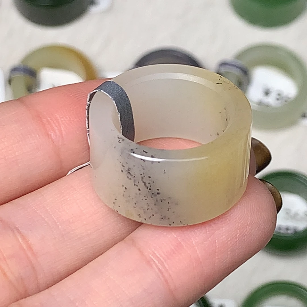 未镶嵌戒指和田玉