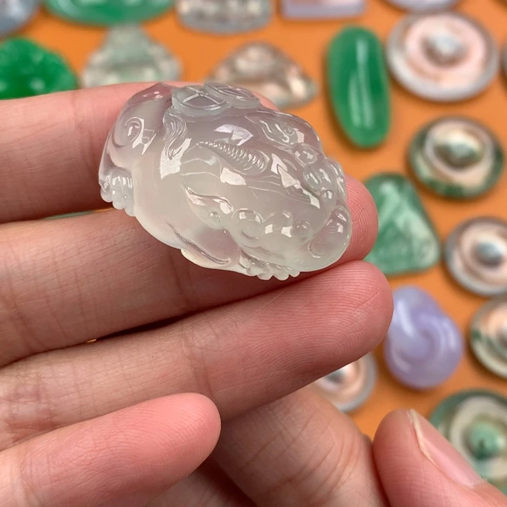 翡翠挂件未镶嵌…..