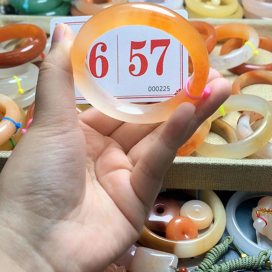 未镶嵌石英质玉（黄龙玉）手镯