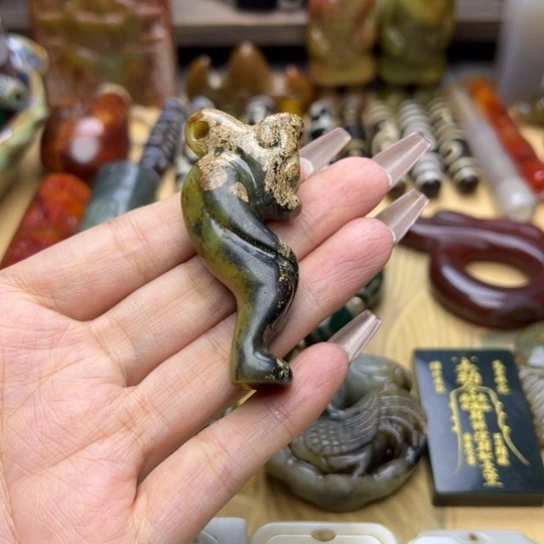 蛇纹石玉未镶嵌颈饰