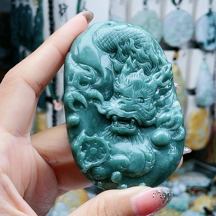 颈饰足铂镶嵌翡翠翡翠