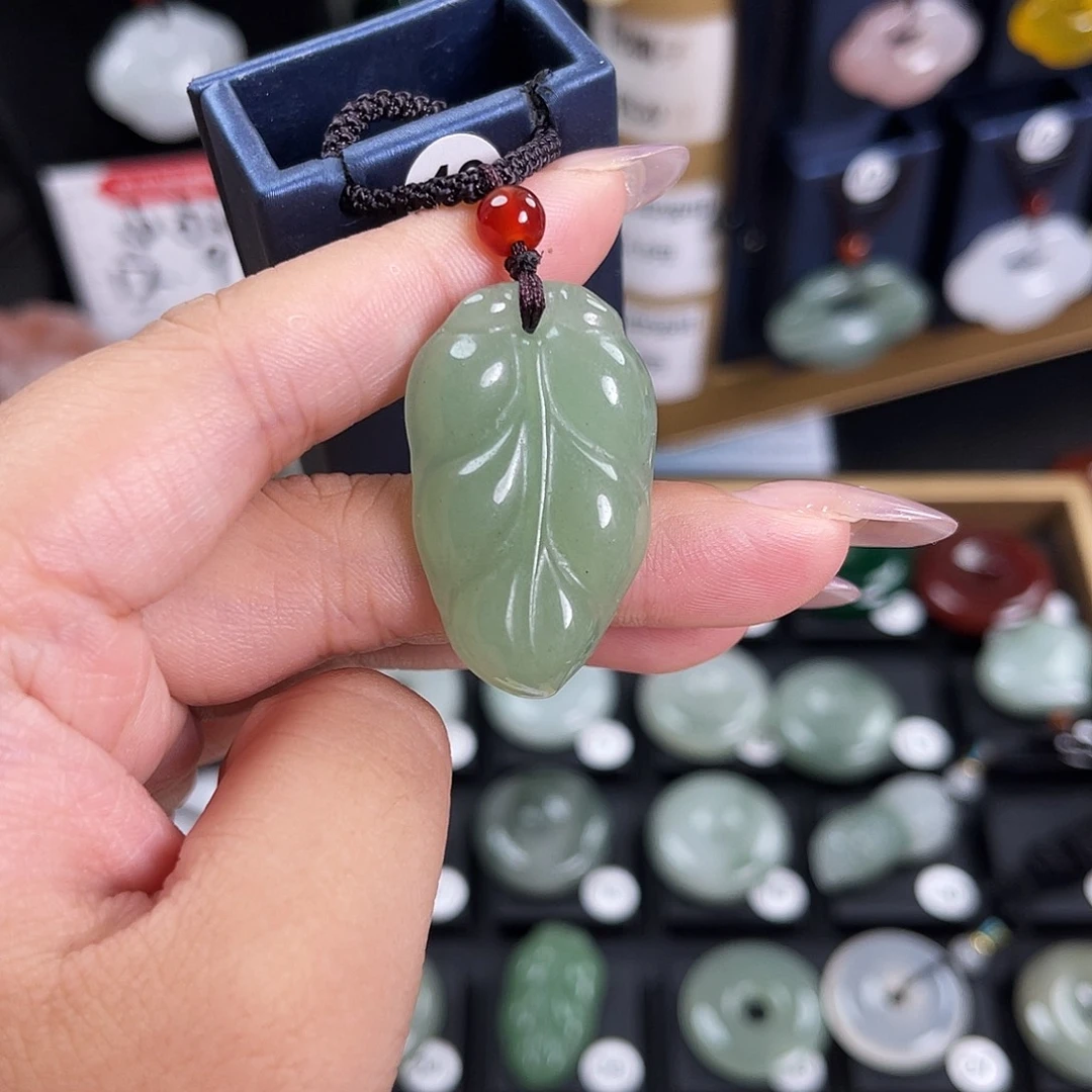 颈饰未镶嵌石英质玉善**福