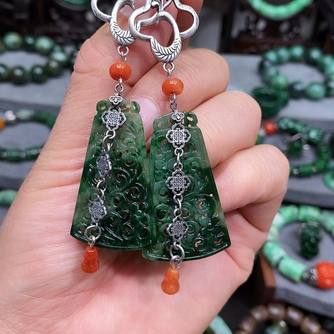 未镶嵌翡翠耳饰漂亮美眉