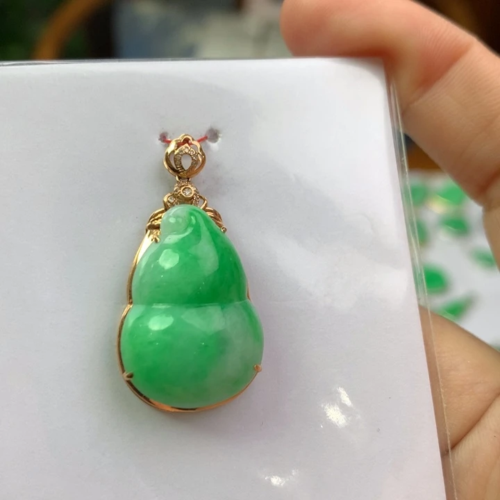 翡翠18K金镶嵌颈饰翡翠吊坠