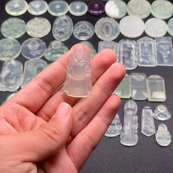 未镶嵌岫玉颈饰财神