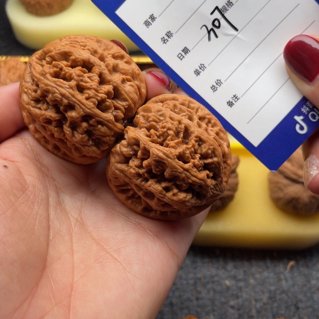 文玩核桃吊坠307号43粗筋