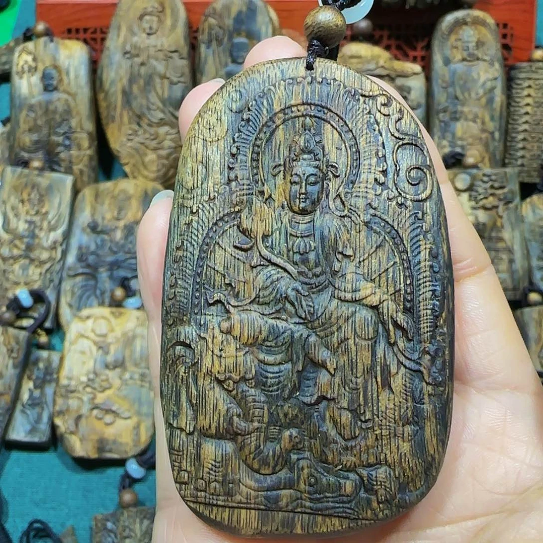 沉香吊坠海南白奇乌身雕刻菩萨26克带绳