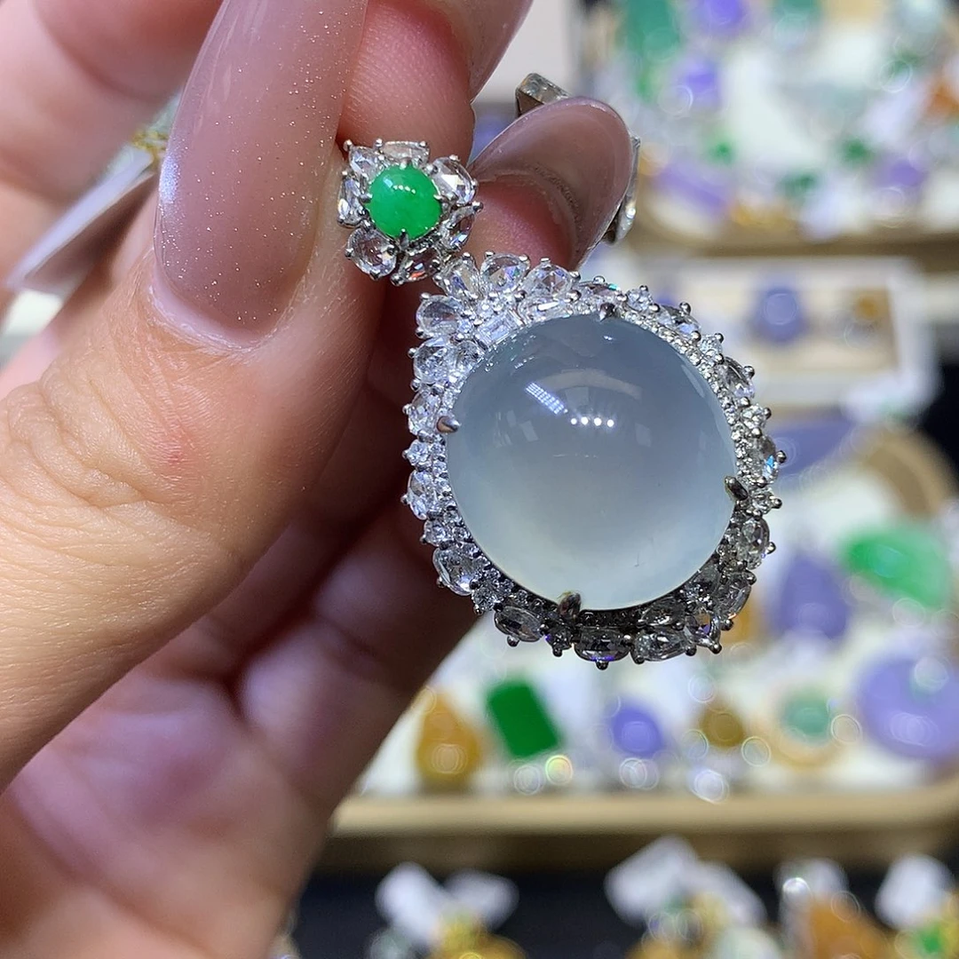 翡翠18K金镶嵌颈饰