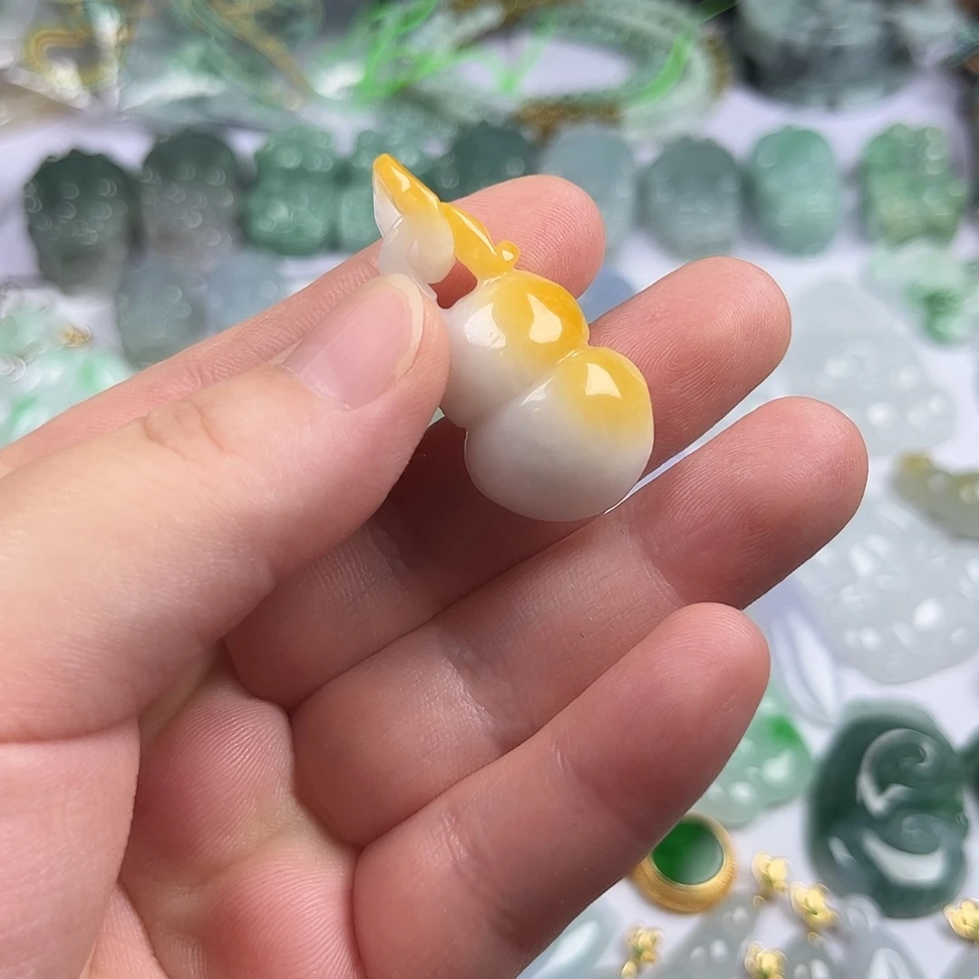 翡翠未镶嵌颈饰葫芦