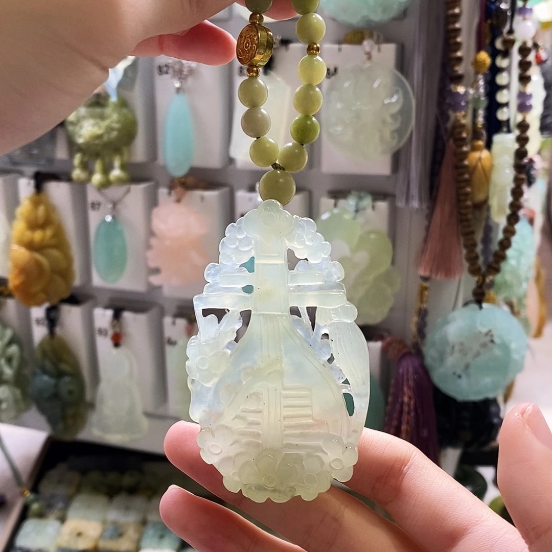 蛇纹石玉未镶嵌颈饰