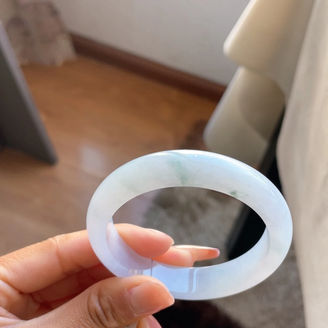 翡翠手镯未镶嵌种水