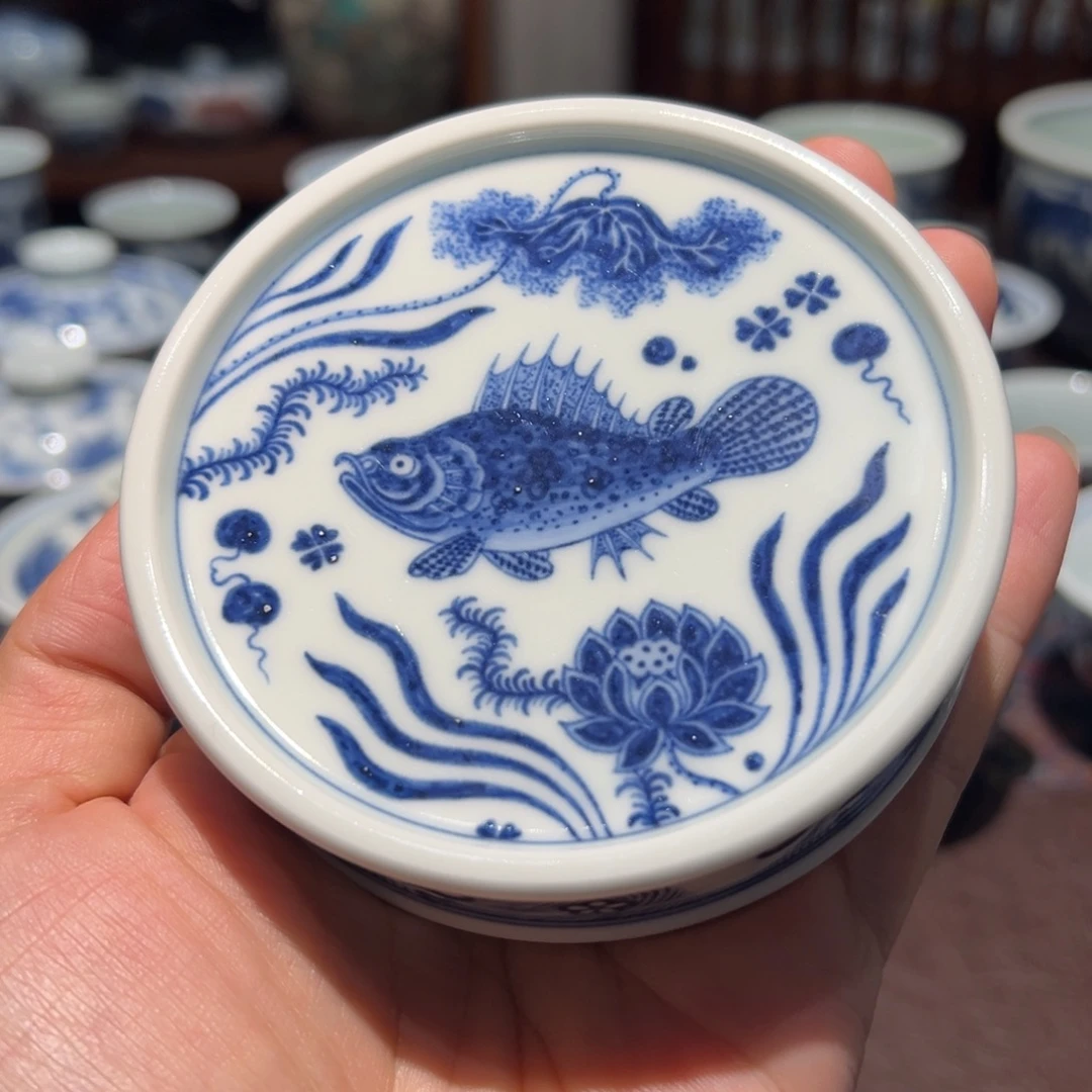陶精品青花鱼藻纹盖置面径约8.2厘米