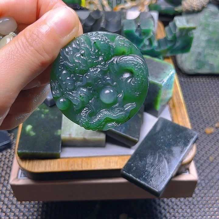 和田玉未镶嵌珠宝半成品红***猪