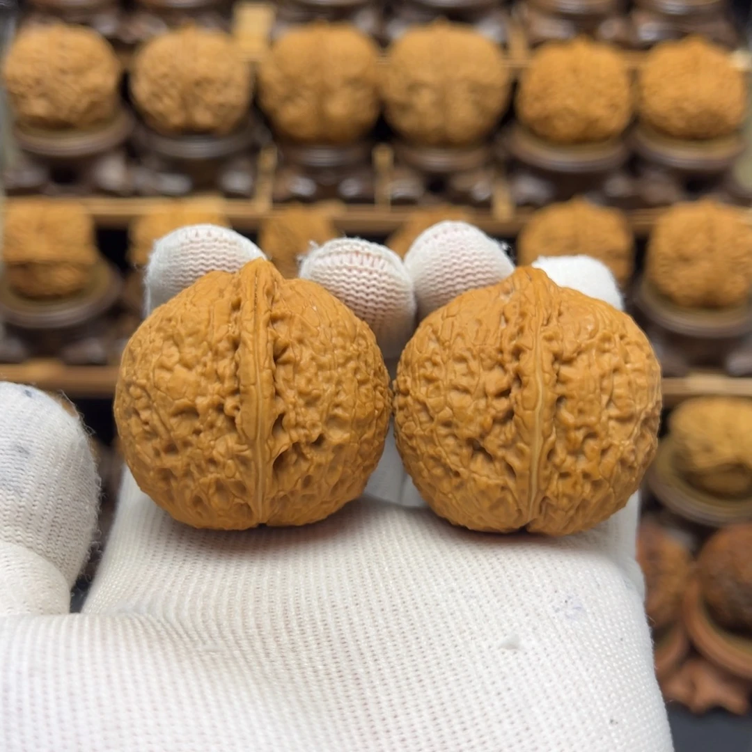 文玩核桃把件42mm名款铁石锁。