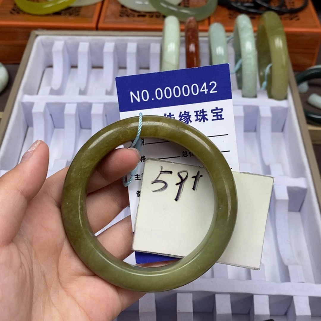 蛇纹石玉未镶嵌手镯