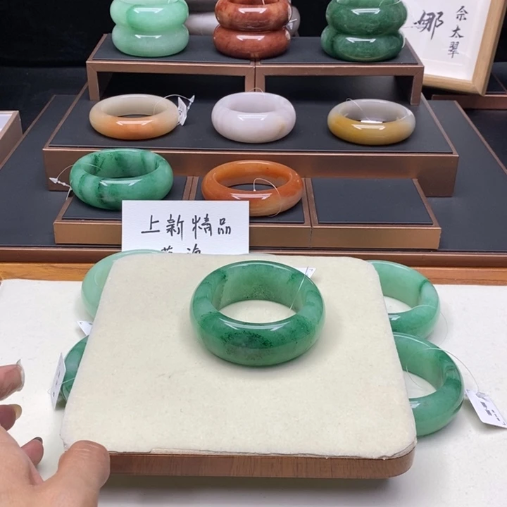 芳***芳石英质玉未镶嵌佘太翠