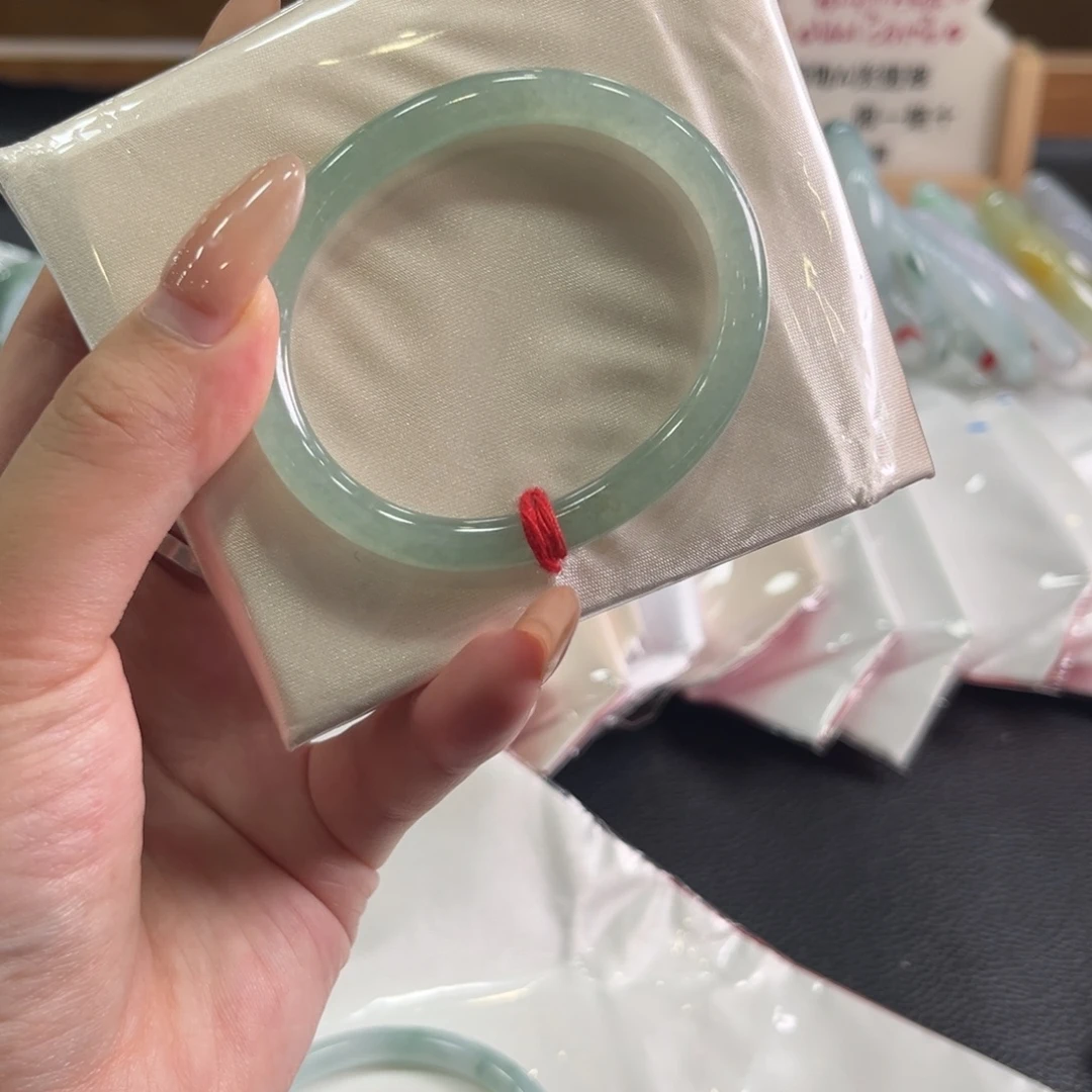 翡翠未镶嵌手镯52贵妃冰绿色