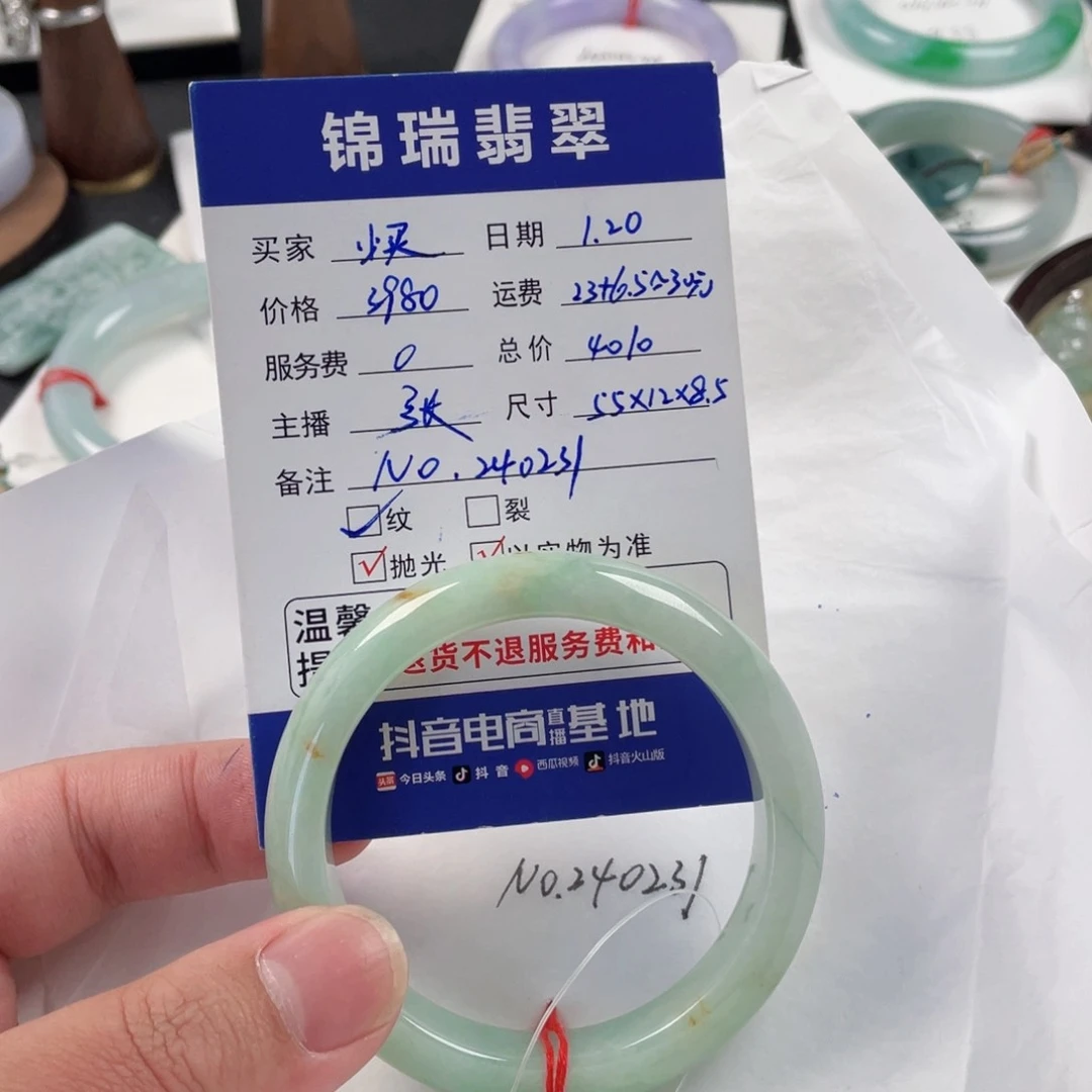 翡翠手镯未镶嵌别****?手镯