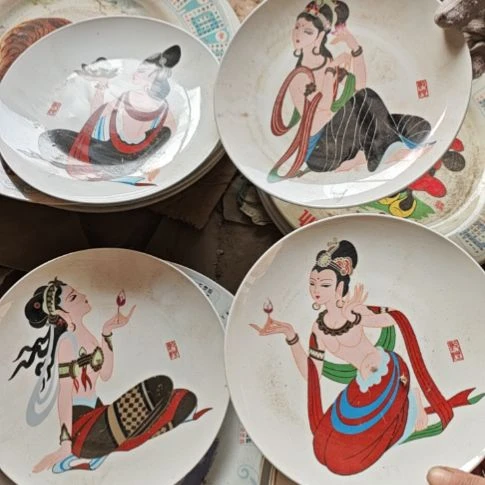 库存微瑕敦煌飞天盘子一套