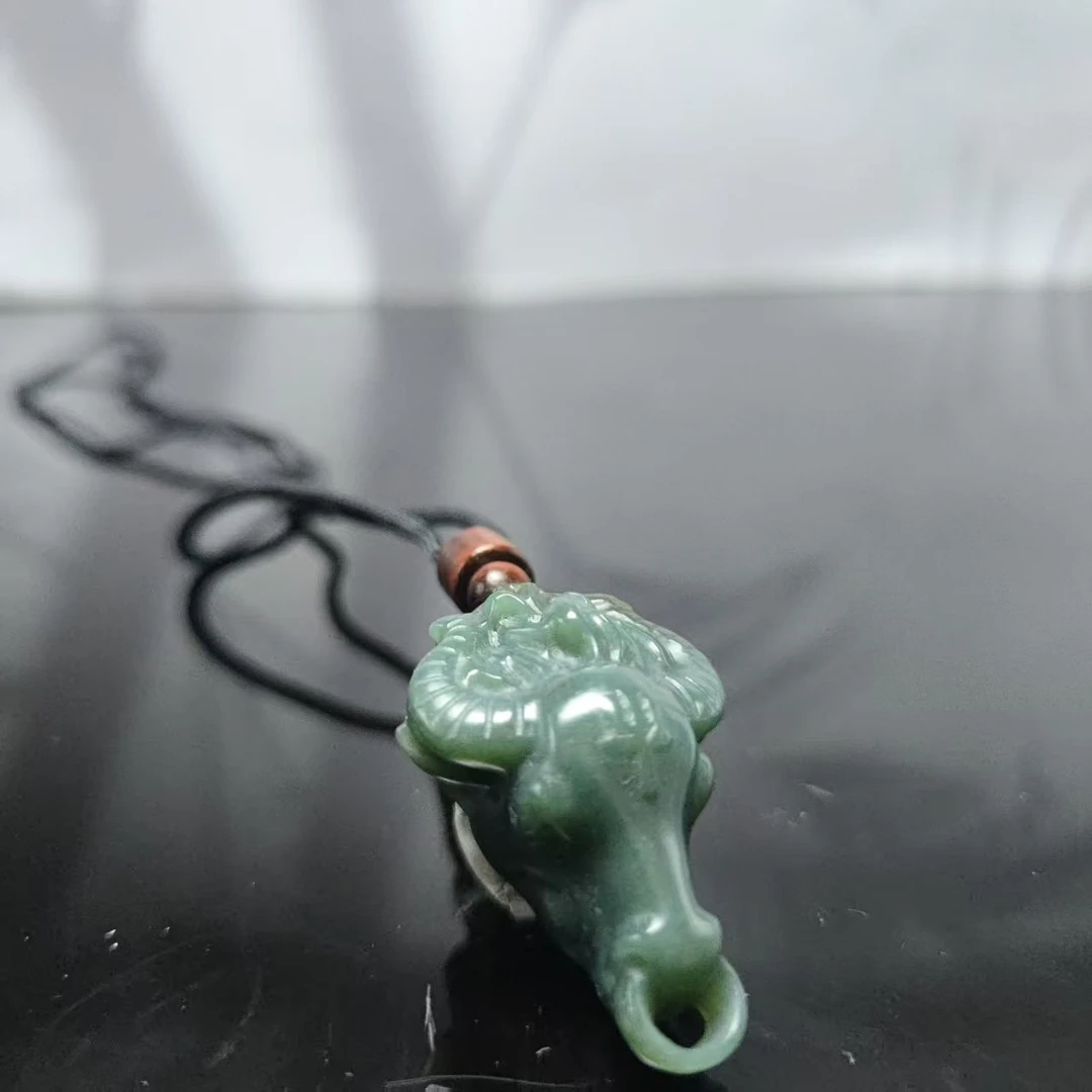 Z和田玉牛气冲天吊坠0115