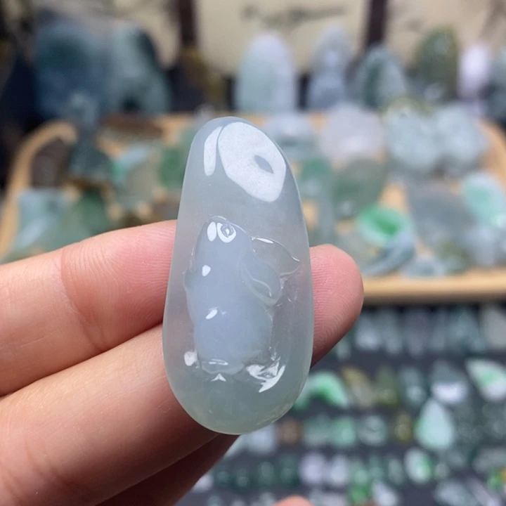 翡翠未镶嵌颈饰兔子