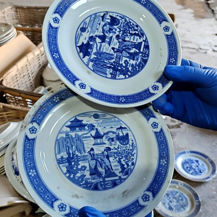 盘子碗茶壶啥都有