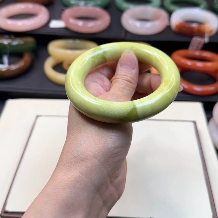 石英岩玉手镯未镶嵌b****?