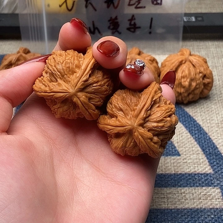 文玩核桃把件景****安白狮子正奔