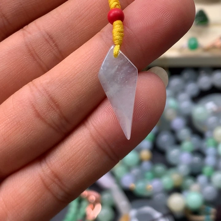 翡翠未镶嵌颈饰随形