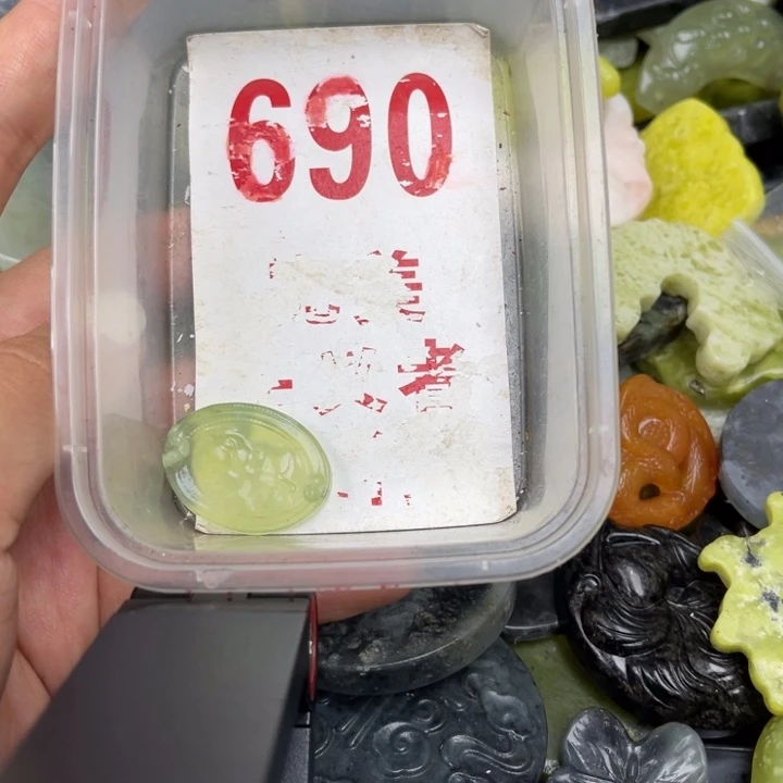 蛇纹石玉未镶嵌挂坠