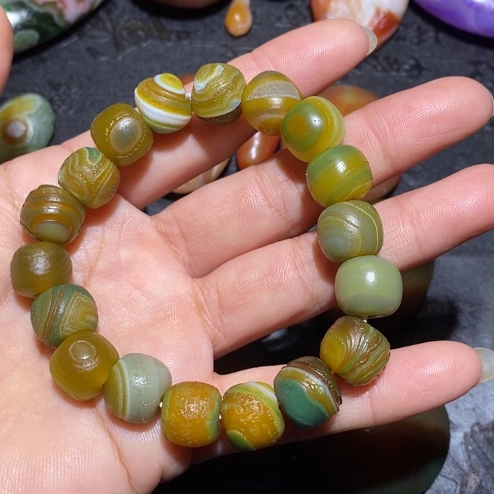 颈饰未镶嵌石英质玉