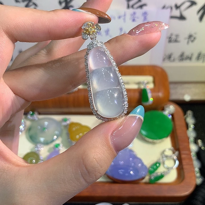 颈饰18K金镶嵌翡翠