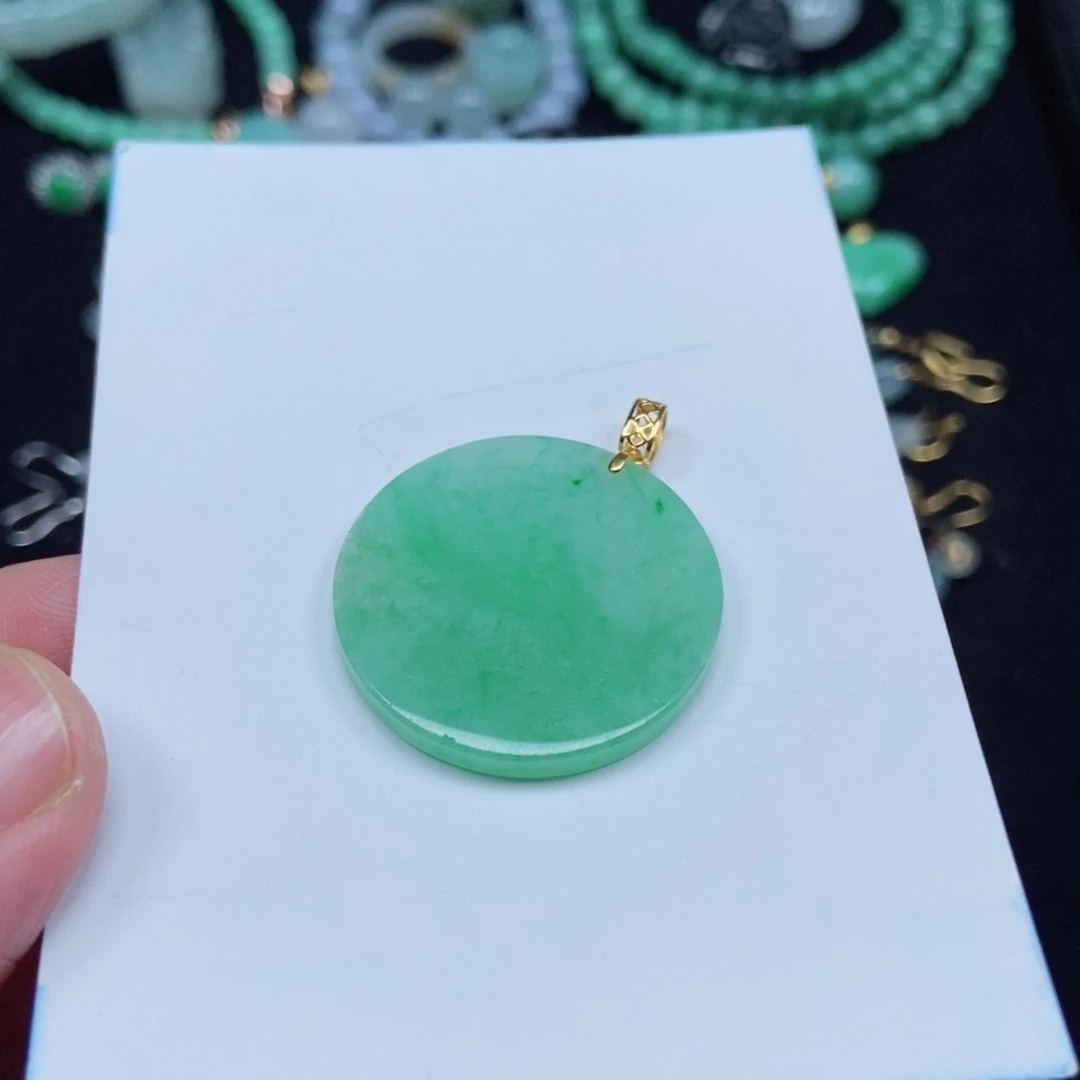 翡翠未镶嵌颈饰圆盘