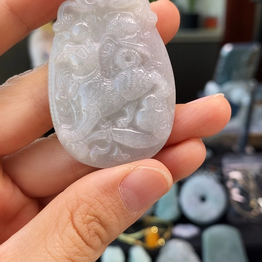 翡翠未镶嵌颈饰狗