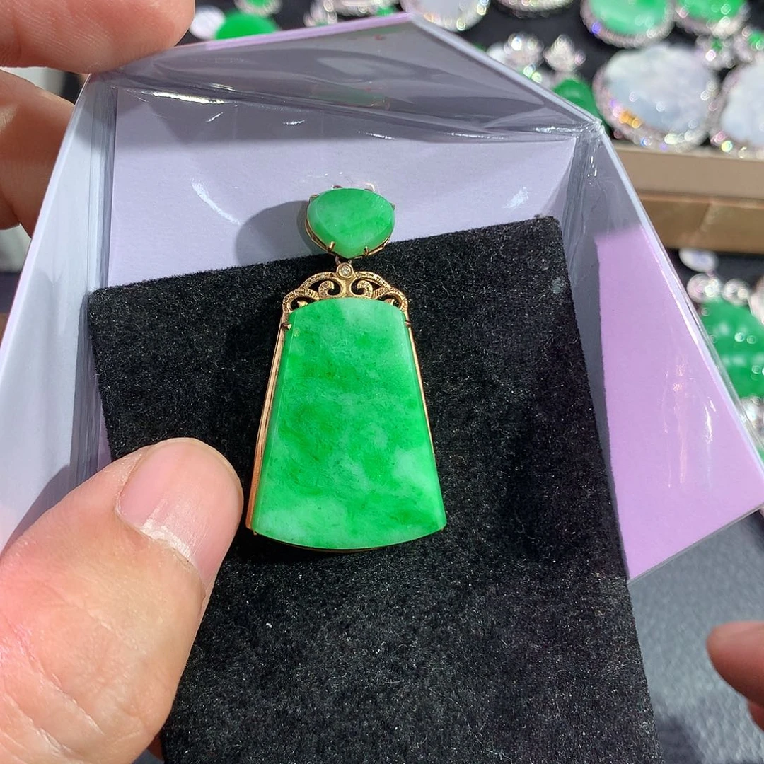 翡翠吊坠(赠链)18K金镶嵌