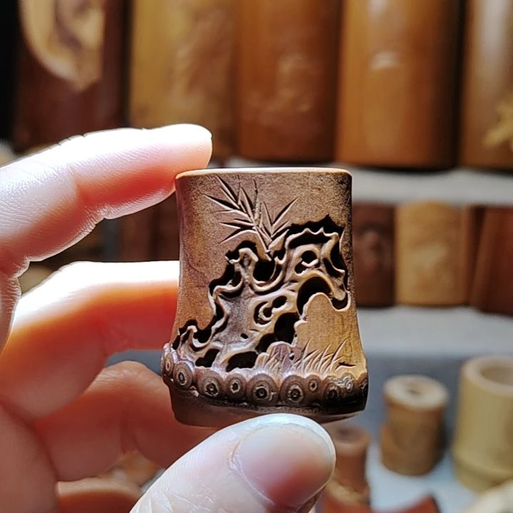 竹江****阁竹雕太湖石盖置