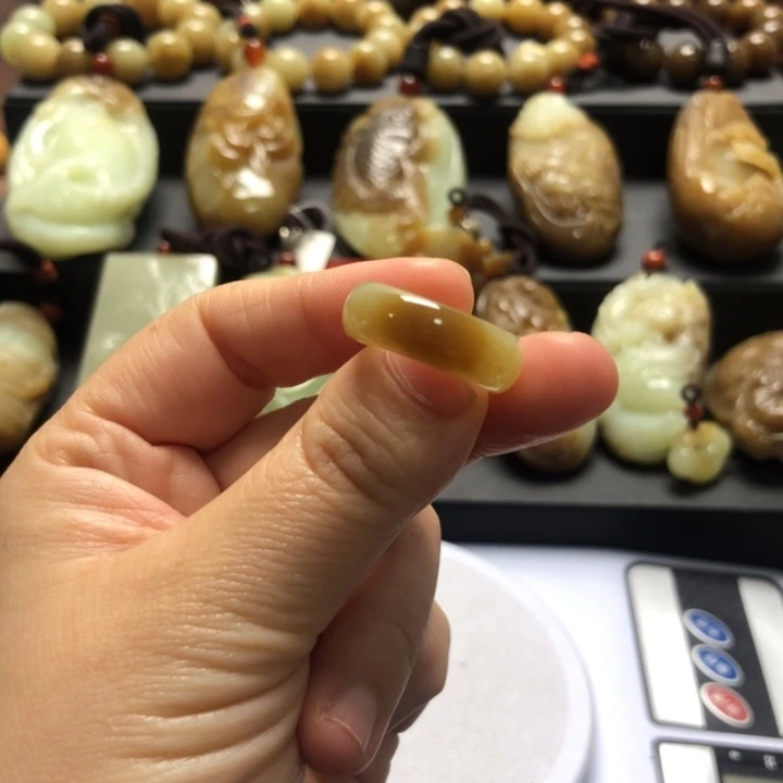 岫岩老玉（透闪石质玉）未镶嵌戒指琥*