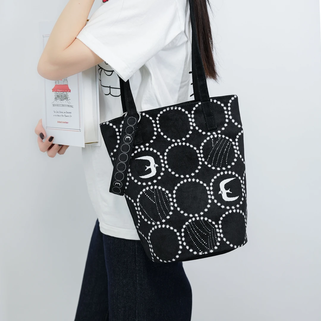 盾盾熊原创水桶包百搭休闲小燕子卡通潮流磁扣拉链斜挎手拎单肩包