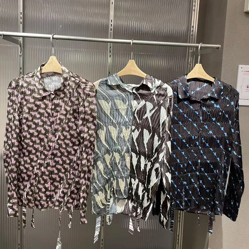 自制款2025春季新品 时髦色块拼接几何摩登印花翻领修身压褶衬衫