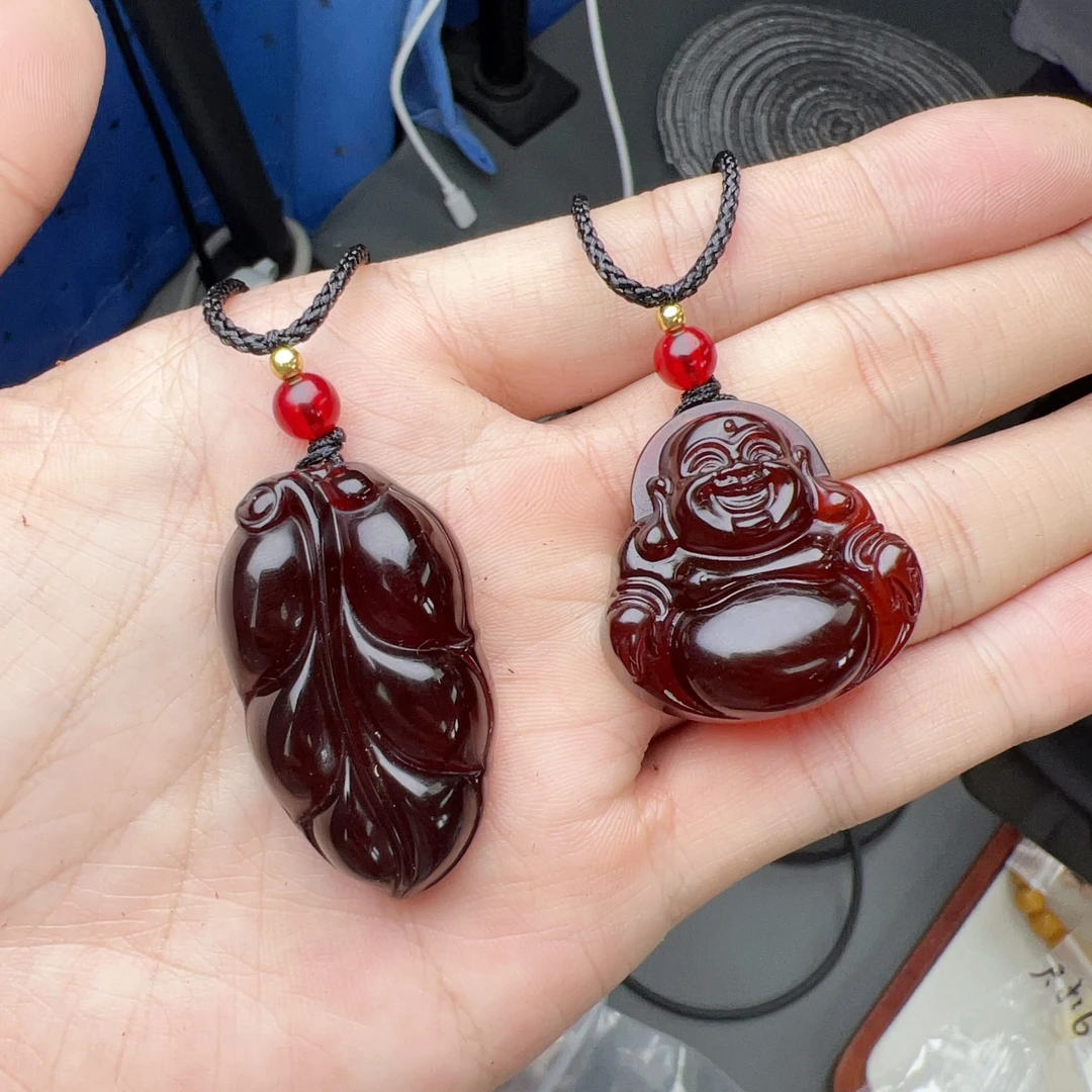 血珀净水雕刻件叶子和弥勒佛吊坠