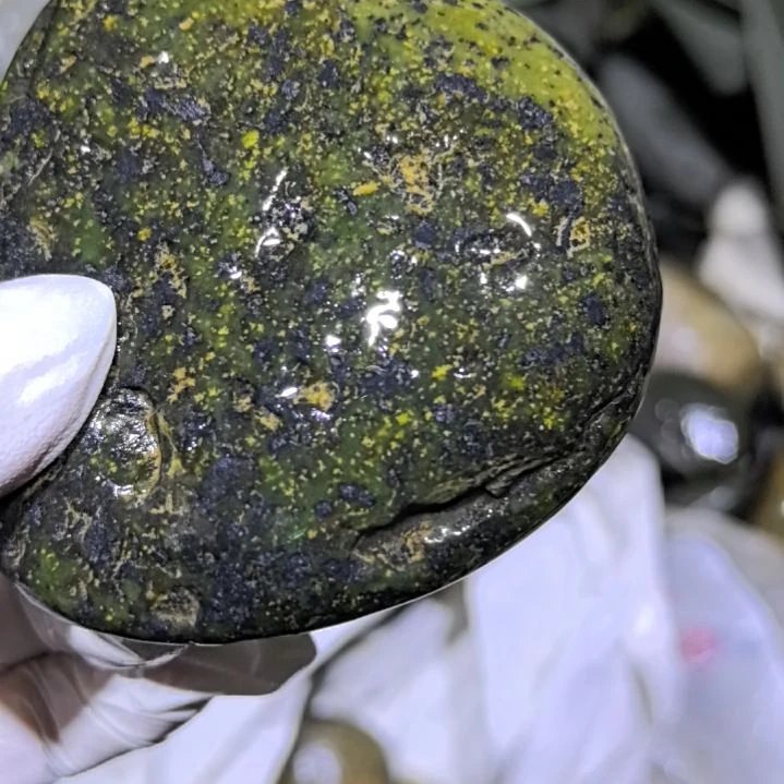 兰***涂木藏玉药王石原石手把件