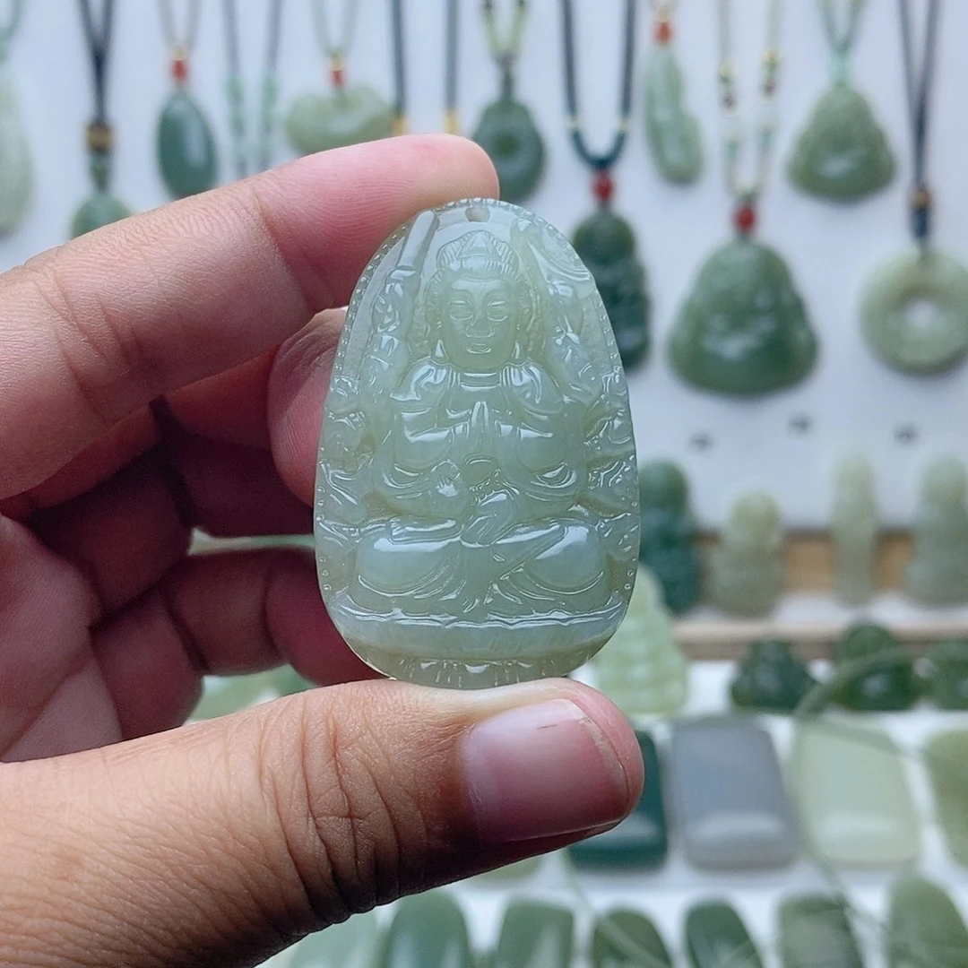 王***芳和田玉未镶嵌颈饰
