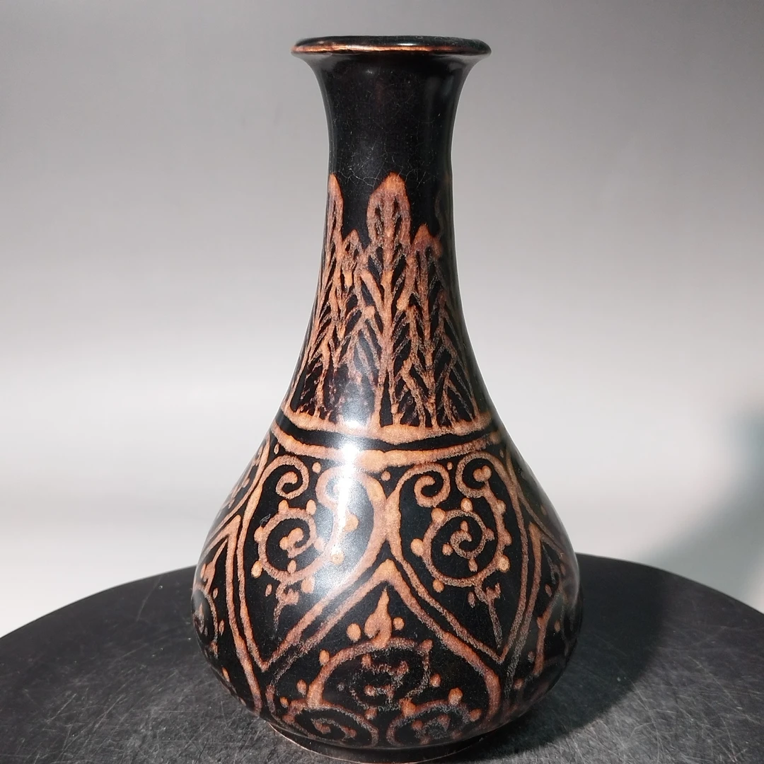 吉州窑胆瓶，柴烧，画花，翻口，白胎，内嘡无釉，釉面自然温润。