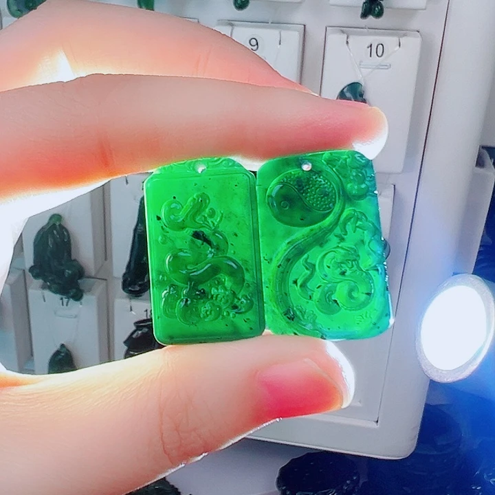 蛇纹石玉颈饰未镶嵌