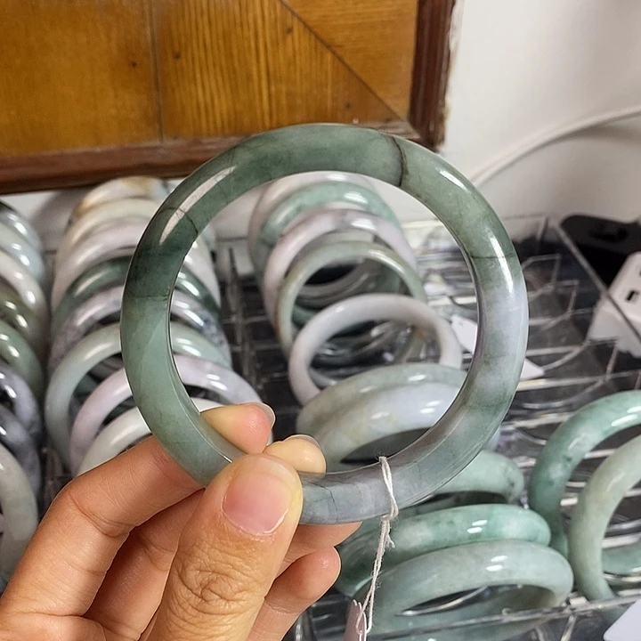 未镶嵌手镯翡翠60号。 58圈