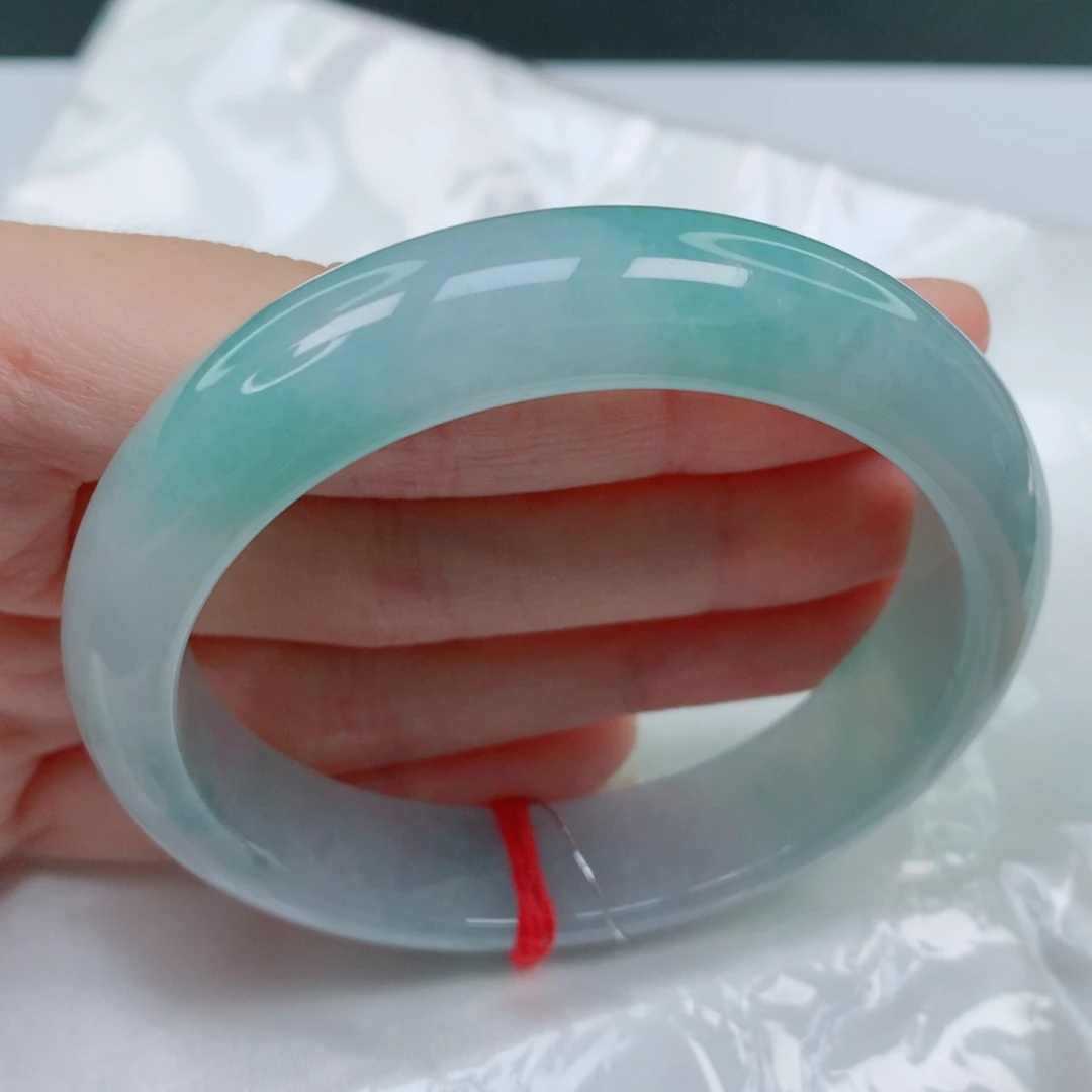 翡翠手镯未镶嵌55.5正圈，冰润，包容入