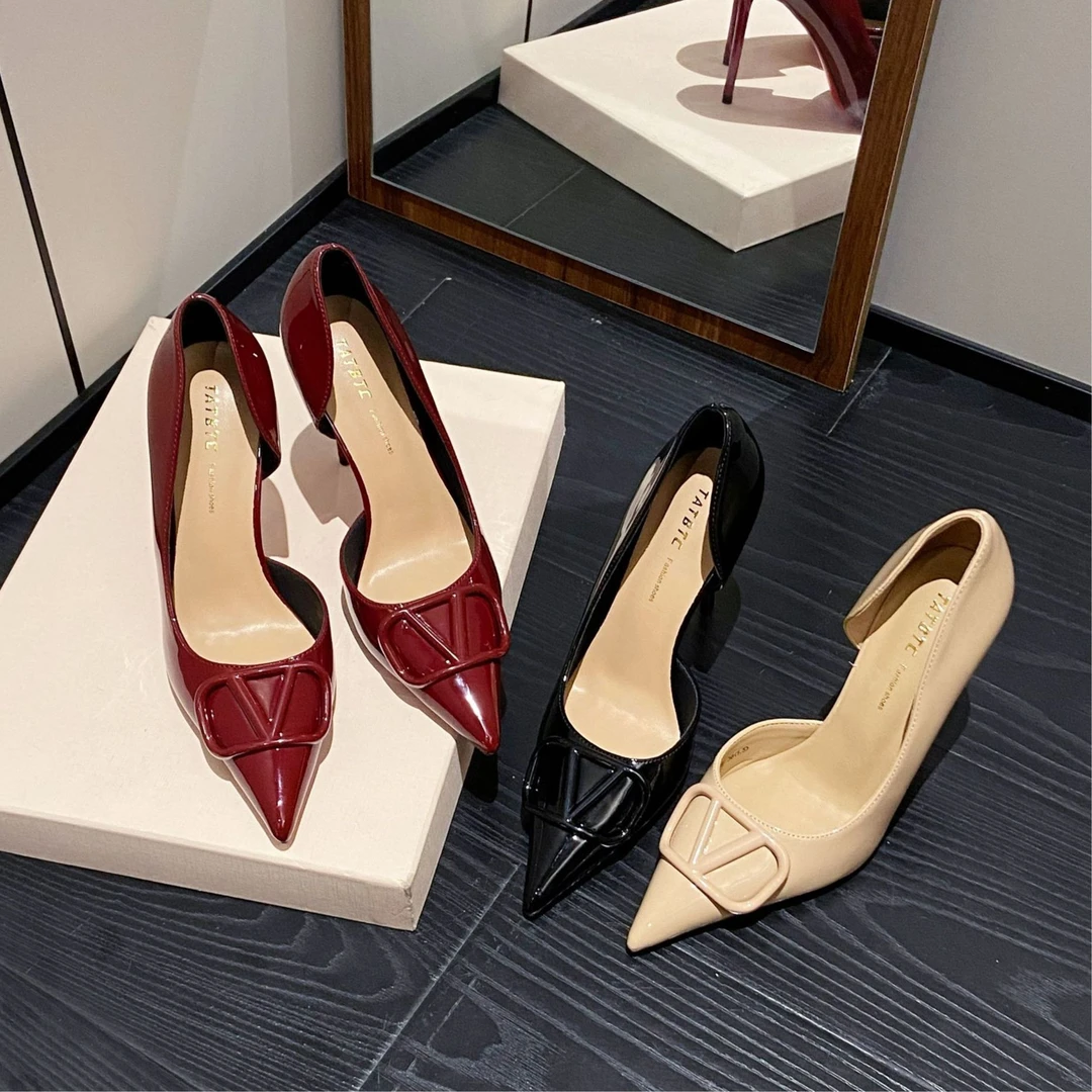 2025早春新款欧美风性感漆皮字母装饰尖头侧空细跟高跟鞋