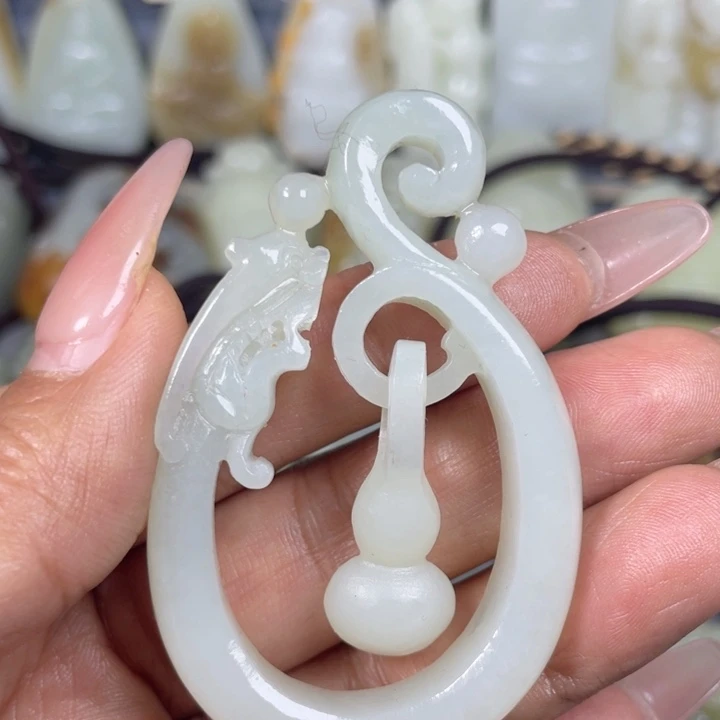 用***8和田玉未镶嵌挂件