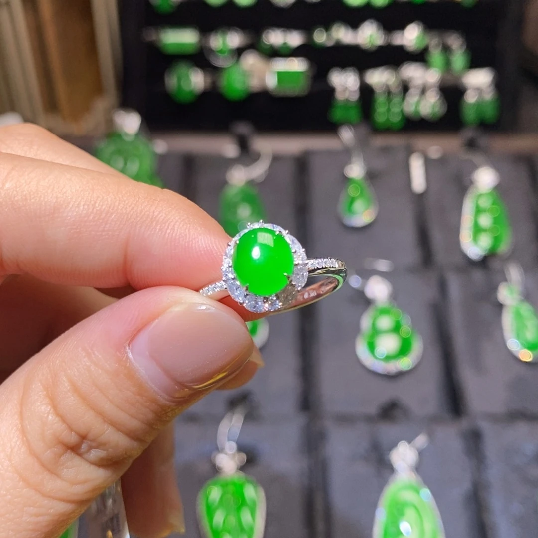 18K金镶嵌戒指翡翠天然翡翠